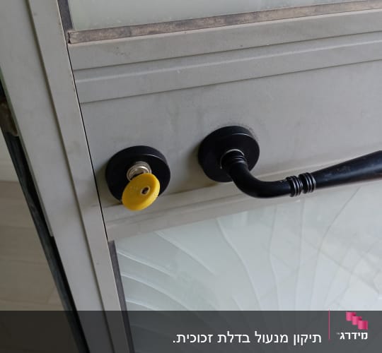 מנעול עם מפתח צהוב על דלת מתכת